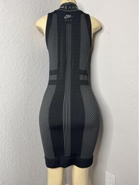 Nike Air Seamless Bodycon Dress in black and gray size Medium
